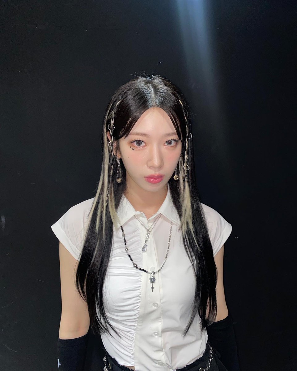 KlMSYUN's tweet photo. Your school band's guitarist has two sides of herself, the serious fierce side and the smiley happy side that you can discover in different situations. Now the question is, which side of her do you like the most? 🪄🖤 https://t.co/AnaDquyOk4