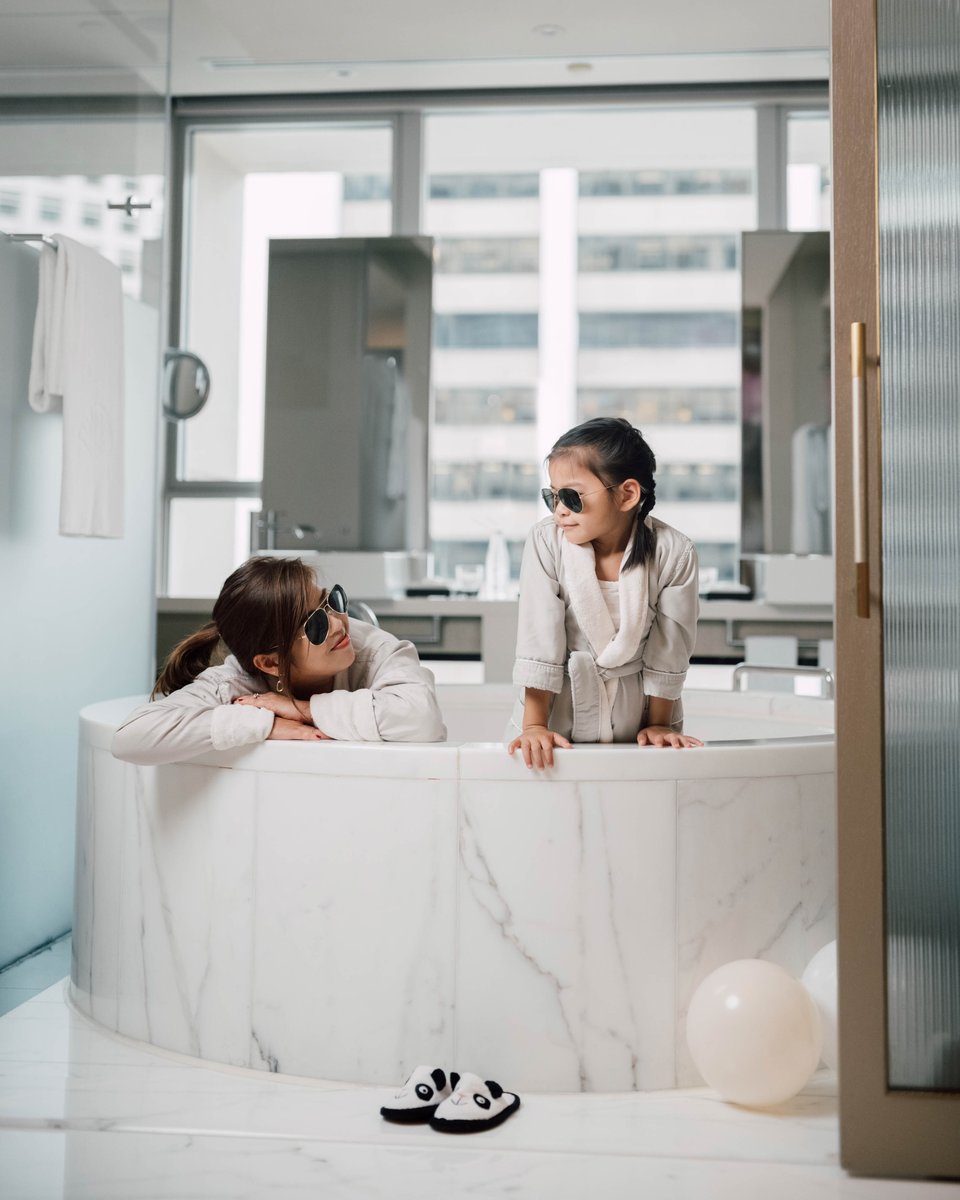 MO_LANDMARKHK's tweet photo. A fun-filled vacation awaits for your coming long weekend! Treat yourself and your little ones to a stylish suite vacation embellished with a playful collection of our MiniMO Panda and many more #FANtastic moments. https://t.co/CoOMiTSz1y https://t.co/4U5nnwPRWO