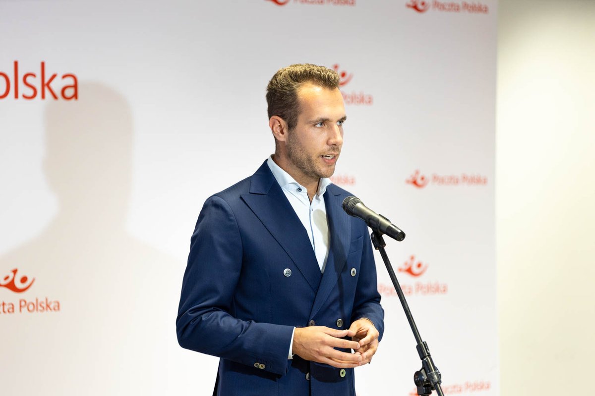 PocztaPolska's tweet photo. 📷Dzisiaj w siedzibie Spółki odbył się briefing prasowy "Poczta Polska dziś i jutro. Wielkie inwestycje i czas rozwoju" z udziałem @JanKanthak - sekretarza stanu w @MAPGOVPL, K.#Falkowski - prezesa @PocztaPolska oraz wiceprezesów A.#Bodziony i W.#Krysztofik. https://t.co/RdTjAQebhy