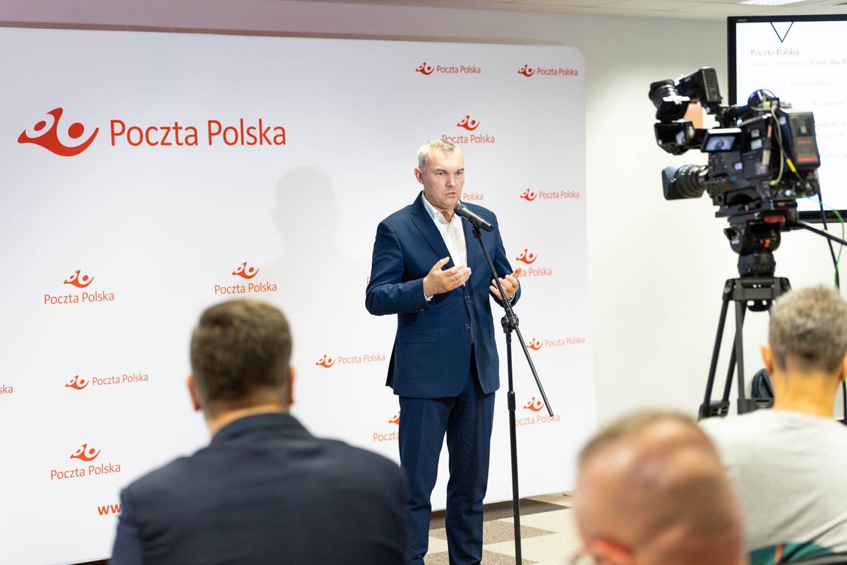 PocztaPolska's tweet photo. 📷Dzisiaj w siedzibie Spółki odbył się briefing prasowy "Poczta Polska dziś i jutro. Wielkie inwestycje i czas rozwoju" z udziałem @JanKanthak - sekretarza stanu w @MAPGOVPL, K.#Falkowski - prezesa @PocztaPolska oraz wiceprezesów A.#Bodziony i W.#Krysztofik. https://t.co/RdTjAQebhy