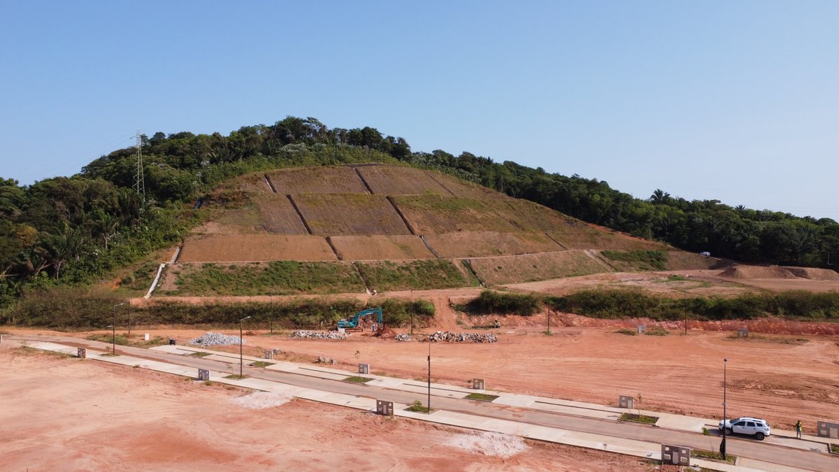 🏗️Travaux en cours à l'#Ecoquartier Palika 
Revégétalisation et sécurisation du Mont Lucas suite à une carrière illégale. La réception des travaux est prévue en fin 2023.
Ce projet est financé en partie sur les fonds Barnier engagés envers la préservation de notre environnement.