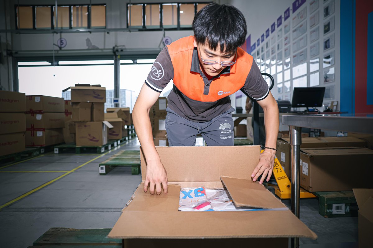 XinhuaItalia's tweet photo. Il Centro logistico della 19ma edizione dei Giochi asiatici di Hangzhou è entrato nella fase di punta del trasporto di materiali per l'evento. Da settembre, il centro ha ricevuto e spedito più di 10.000 pezzi di materiale al giorno.
#GiochiAsiatici 🏆🌏 #LogisticaEfficiente 🚚✨ https://t.co/LtmIHT49nY