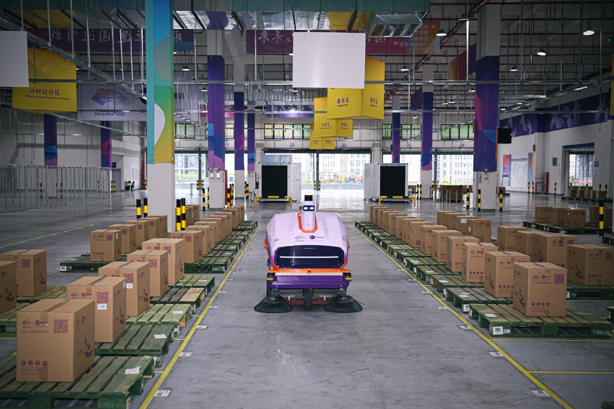 XinhuaItalia's tweet photo. Il Centro logistico della 19ma edizione dei Giochi asiatici di Hangzhou è entrato nella fase di punta del trasporto di materiali per l'evento. Da settembre, il centro ha ricevuto e spedito più di 10.000 pezzi di materiale al giorno.
#GiochiAsiatici 🏆🌏 #LogisticaEfficiente 🚚✨ https://t.co/LtmIHT49nY