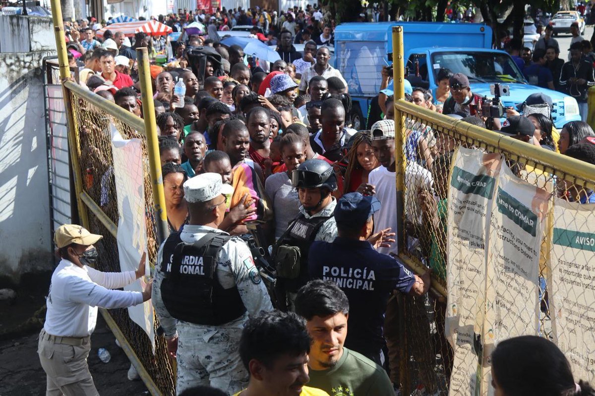 CartelWatchNet's tweet photo. On the border between Mexico and Guatemala, NGOs estimate that between 90,000 and 100,000 migrants are stranded in Tapachula.

The region has been burdened by increased migration flows since the expiration in May of Title 42 in the US. https://t.co/5emMv0gjHT