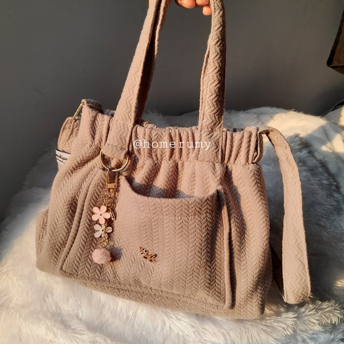 homerumy's tweet photo. Himeka bag dari urfimutiyaro bahannya baguss banget lembut, aku sebenernya ikut po nya langsung tapi ada yang jual di toko oren sebagai resellernya aku liat tokonya trusted kok. Beneran deh inii gemoyy bangett tasnya 

⭐5/5
https://t.co/MX5YRDETxL https://t.co/eEo9pJNuuL