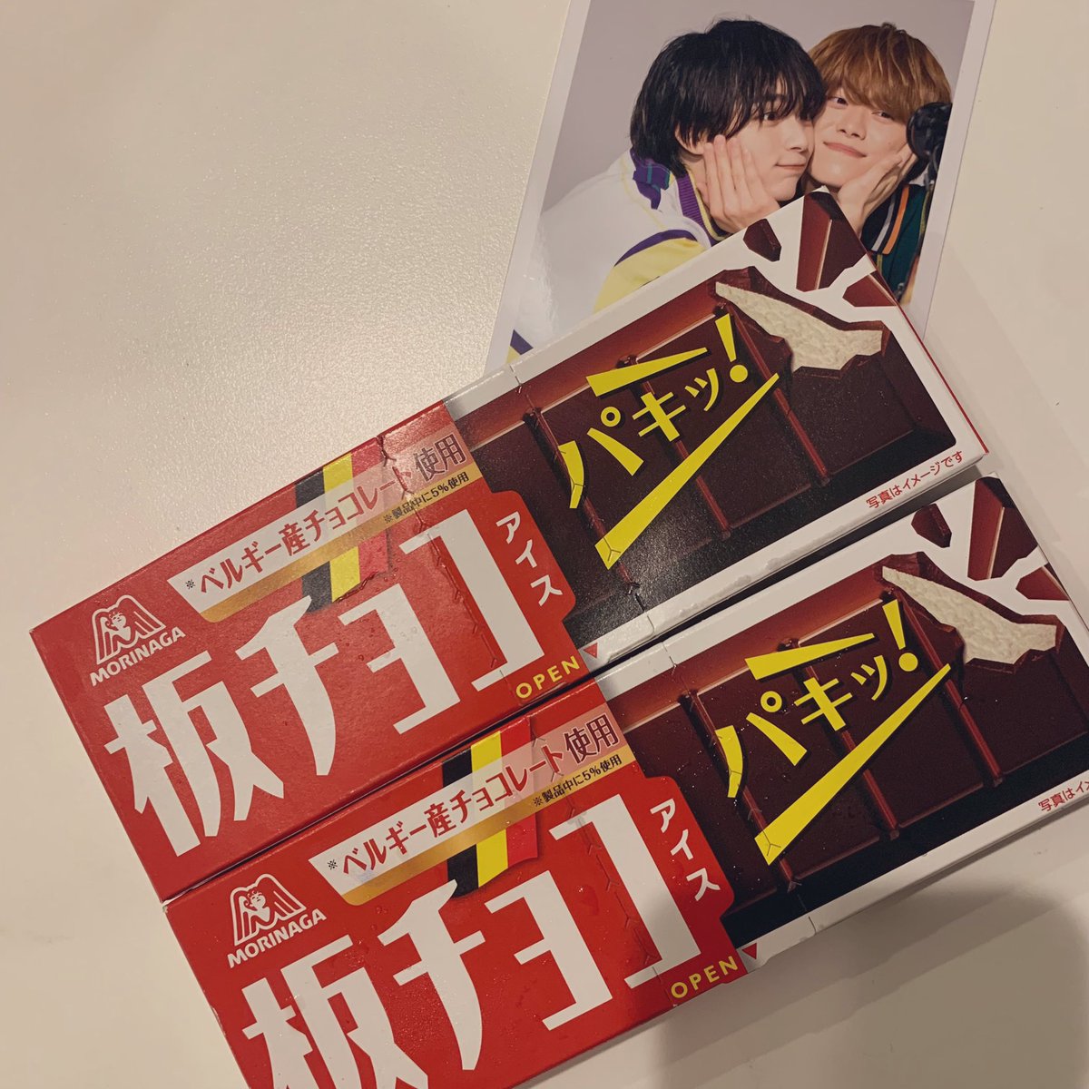 pote_ee's tweet photo. りゅちぇ〜！！板チョコアイスの単独CMおめでとう🍫🎉（あいちゃんから頂いた可愛いかずりゅちぇを添えて🎁） https://t.co/zOEG9N7jx3