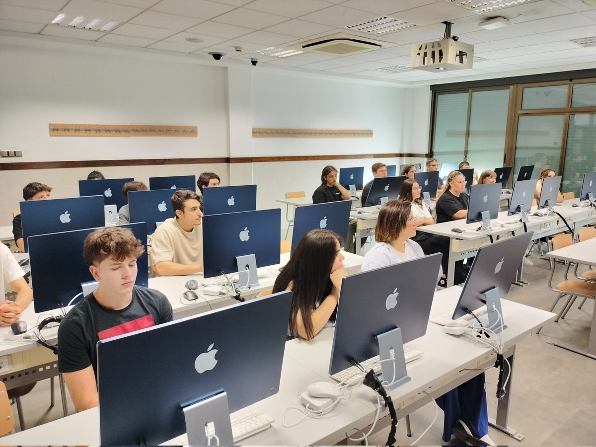 UCAM_ERTV's tweet photo. Primer día en nuestros alumnos de #FPSAudiovisualesyespectáculos
Bienvenidos!!!!!
#audiovisual
#ucamfp https://t.co/3Y2CkdsUNm