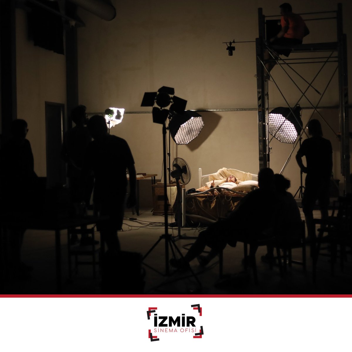 izmirsinema's tweet photo. Dokuz Eylül Üniversitesi GSF Film Tasarımı Bölümü öğrencilerinden Yücel Soydemir’in yönetmenliğini, Mümin Altın’ın da yapımcılığını üstlendiği ‘’Portakal’’ isimli kısa filmin çekimleri Urla'da gerçekleştirildi. 🎬📽  #kısafilm #çekimalanıizmir #urla #izmir #izmirsinemaofisi https://t.co/Lo1evfQQ3p