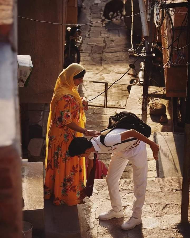 Aarzaai_Ishq's tweet photo. “Apni maa ki aankhon ke taare ho tum,
 kisi sasti shakhsiyat ke liye toot mat jana” https://t.co/Xg9vbfymB5