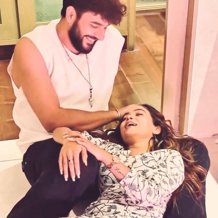 Satrangee_re's tweet photo. Her head on his lap  🥰🥰
And them wearing  🖤🤍

#Abhisha parallel we didn't know we need 😘😘

#AbhishekMalhan #ManishaRani https://t.co/t9llPEm1AS