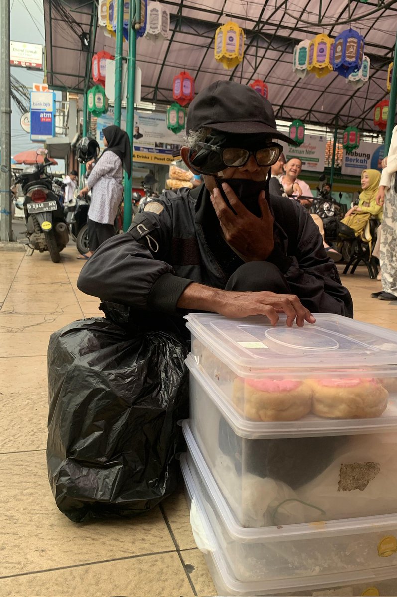 gesangnurh's tweet photo. “Bukan sekali dua kali, pernah ada pelanggan yang beli donat tiga puluh ribu, lalu minta kembalian tujuh puluh ribu karena ngaku ngasih uang seratus ribu… ternyata pas dicek sama istri di rumah uangnya cuman ada lima puluh ribu..di situ saya kaget dan sakit hati….” ujarnya. https://t.co/jBNFfaQ75D
