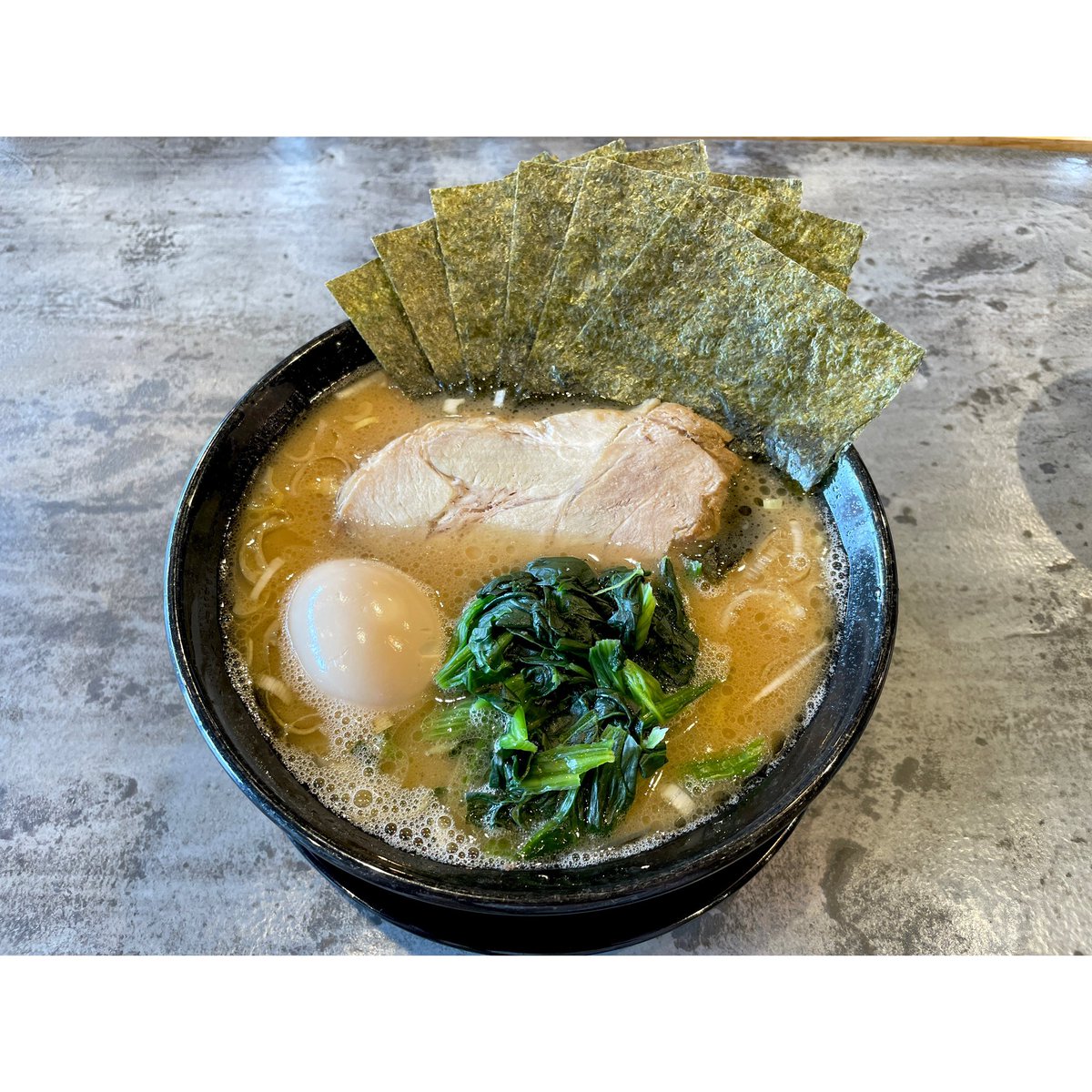 GeekandFreak_14's tweet photo. 「家系ラーメン 桜家」

桜家ラーメン（チャーシュー＋ほうれん草＋のり2枚＋刻みねぎ）に味玉とのり3枚をトッピングしていただきました。

クセになる美味しさのらーめんです。

#らーめん　#家系　#家系ラーメン　#名古屋南区 https://t.co/WBzZJDIhFG