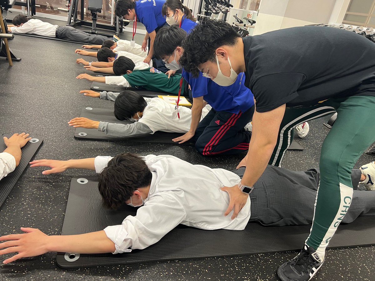 chiba_sports35's tweet photo. 9/16(土)は卒業生スペシャルです🎓
今回は部活動応援イベント📣
部活のパフォーマンスを上げよう〜トレーニング体験🏋️‍♂️〜
部活で癒された身体を癒そう〜ストレッチ体験🧘‍♀️〜
この２つから選べます☺️
まだ受付しているので少しでも興味がある方！ぜひ来て体験してくださいね✨ https://t.co/IAAu6cuN1L