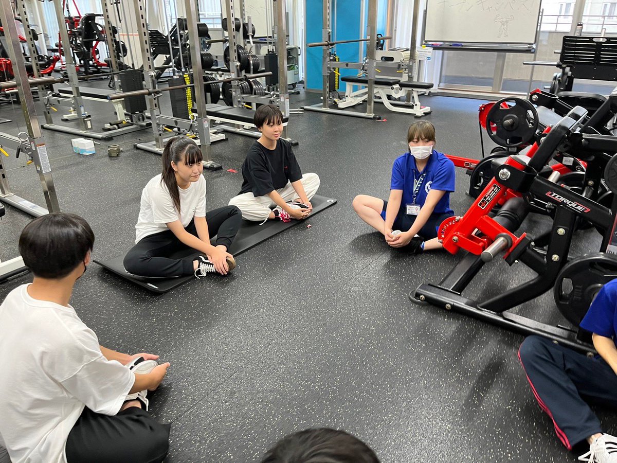 chiba_sports35's tweet photo. 9/16(土)は卒業生スペシャルです🎓
今回は部活動応援イベント📣
部活のパフォーマンスを上げよう〜トレーニング体験🏋️‍♂️〜
部活で癒された身体を癒そう〜ストレッチ体験🧘‍♀️〜
この２つから選べます☺️
まだ受付しているので少しでも興味がある方！ぜひ来て体験してくださいね✨ https://t.co/IAAu6cuN1L