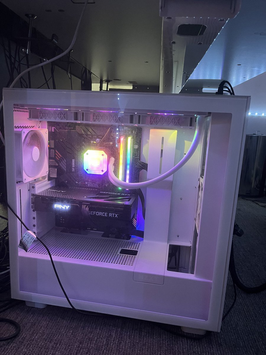 Hello :) 
Si jamais je vends mon pc (acheté il y a 1 an) 
Mp si intéressé (a venir chercher sur paris) 
Rt apprécié 🫶🏼