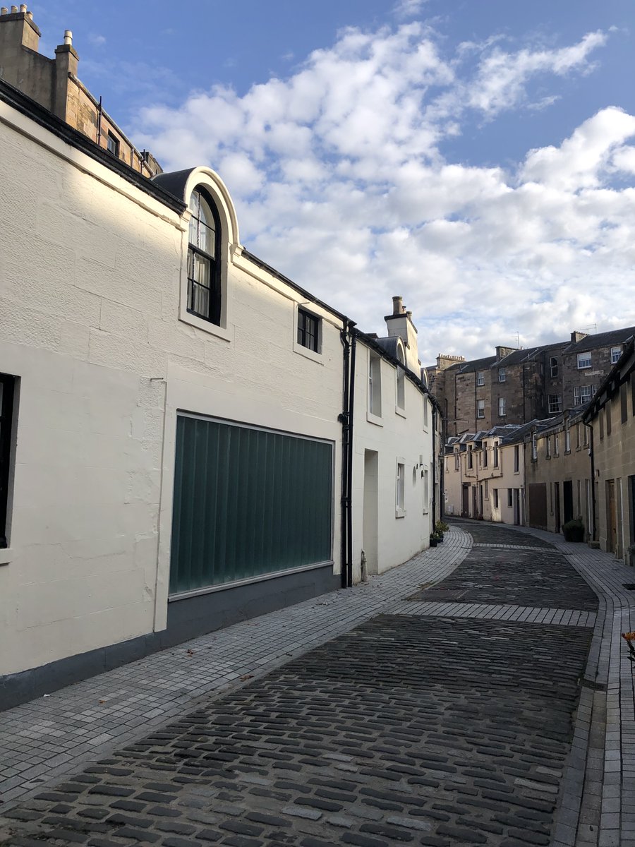 First up was Landsdowne Church on Great Western Road. Then a hike up the hill to 18 Park Circus. Not many changes around here but the mews cottages in the lanes have been smartened up in the last 30 years.

#TheAlasdairGrayArchive #PoorThings #PoorThingsWalkingTour