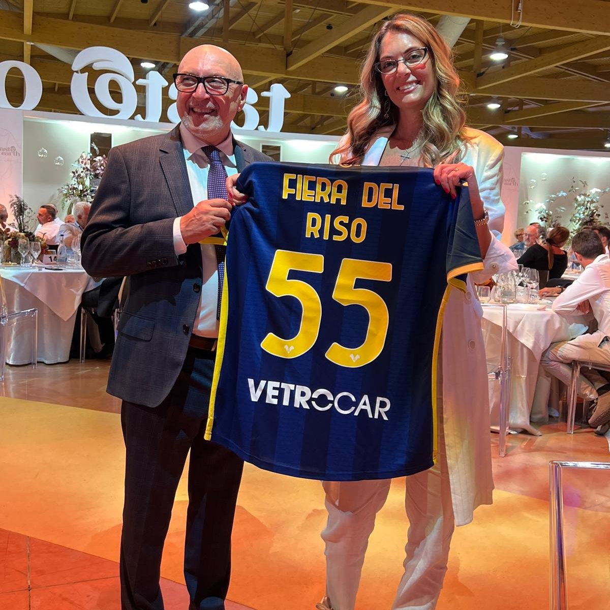 HellasVeronaFC's tweet photo. ๐พ๐ La 55ยฐ @FieradelRiso di Isola della Scala รจ ufficialmente iniziata ๐ฅณ
๐ธ๐ช #HVFC presente alla cena di gala inaugurale e con #HVStore durante tutta la fiera ๐ก๐ต
๐ธ Simona #Gioรจ, DG Hellas Verona, e Roberto #Venturi, Amministratore Unico Ente Fiera di Isola della Scala โคต๏ธ https://t.co/AmRZm8sT7f