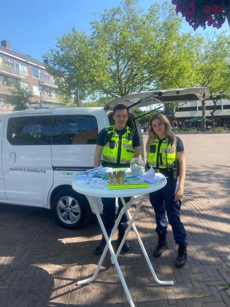 Kom naar het spreekuur van handhavers Devin en Julia. Devin en Julia zijn de vaste wijkhandhavers van #Schiebroek. Je kan bij hen terecht voor allerlei zaken! 

Vrijdag 15 september
🕚 11.00-12.00 uur
📍 Wijkhub Schiebroek: Petuniahof 2 (bij de parkeerplaats voor de Plus). ^Re.