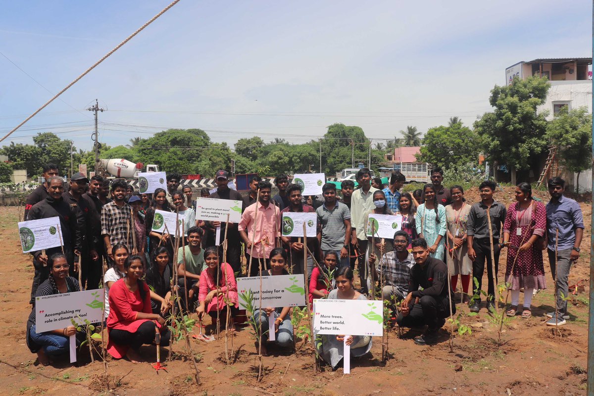 Thuvakkam's tweet photo. 9000+ trees will be planted in Tambaram City Municipal Corporation as first phase with AstraZeneca in 1.25 acres🌳

Today we planted 200+ indigenous trees with 80+ volunteers in madambakkam, supporting biodiversity and soil quality! https://t.co/JVJSSJH5ro