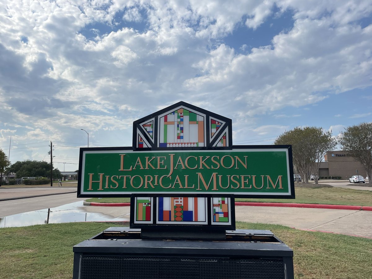 ritapintavalle's tweet image. Thank you to @LJ_History for hosting an event for educators! The Museum has many ways to share the history of Lake Jackson at the museum or they can bring information to your classroom! #thisway #youmatter #community