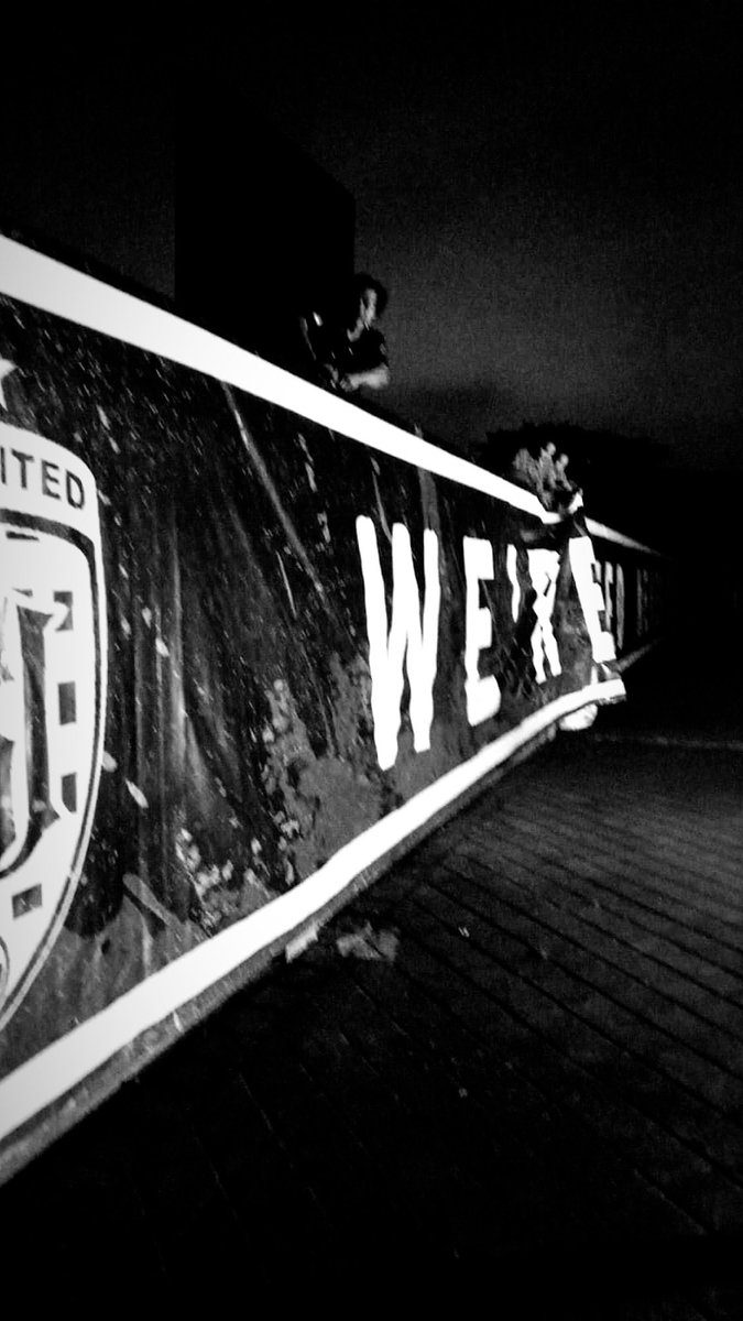 Northsideboys12's tweet photo. Kami tetap berdiri, di tribun kebanggaan.
Mengawal mu pahlawan, maju serang lawanmu! @BaliUtd 

#PreMatchSyndrome https://t.co/sruGxchJR3