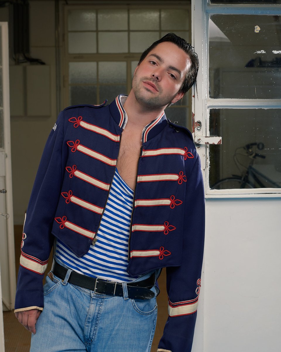 SchauspielhWien's tweet photo. Lieber Maximilian Thienen, herzlich willkommen am Schauspielhaus! Als Nächstes steht er am 3. November auf der Bühne, für die Premiere von BÜHNENBESCHIMPFUNG.    

Mehr Infos unter: https://t.co/5WgdFtOgRi 
📸 Julian Lee-Harather / https://t.co/RCtToncEwF https://t.co/GWIHf5AUnP