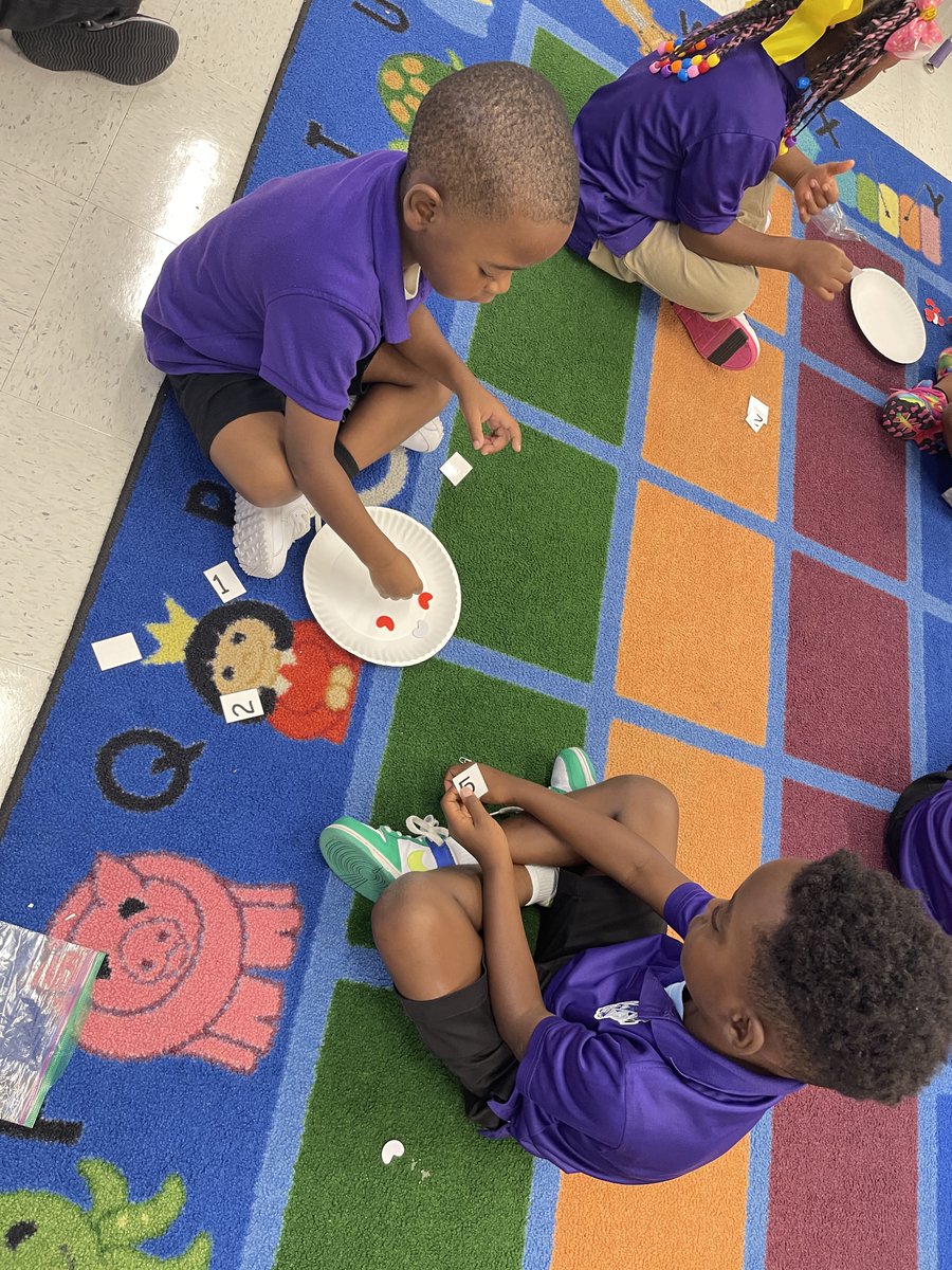 MSAW_Elementary's tweet photo. Ms. Nikki’s K class is learning about numbers and quantities by visiting our Kindergarten Restaurant. Students answer how many questions and create a group with specific number of objects. #krocks #MovingForward https://t.co/iS0uMeBMBX