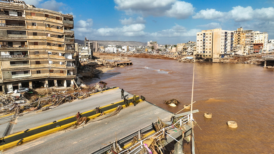 ActualidadRT's tweet photo. "El mar arroja decenas de cadáveres": Libia pide más bolsas mortuorias ante el peligro de epidemia

https://t.co/eV1HAb75wU

las inundaciones en Derna, donde barrios enteros con sus residentes fueron arrastrados al mar, podría llegar a ser de entre 18.000 y 20.000. https://t.co/9OAE5SMIBM