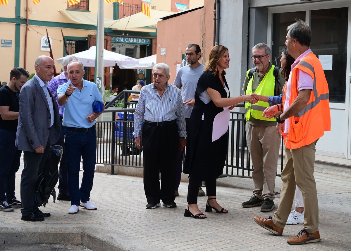 JTorresVlc's tweet photo. La alcaldesa del PP de Valencia quitando carriles bici con el futuro de la ciudad. 

Caminamos hacia atrás con los que buscan revivir el pasado de mano alzada. https://t.co/9ADv09uY9V