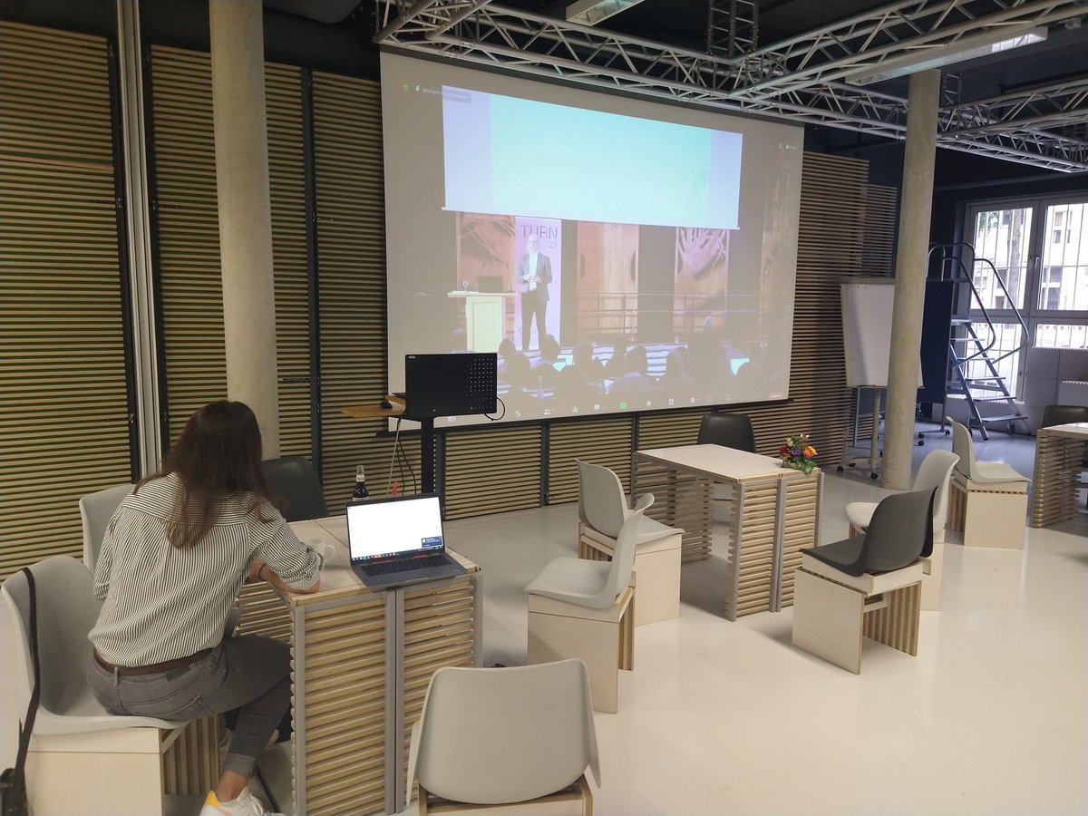 Nebenan ist mittendrin!
Mit dem Live-Stream verpasst man nix von der #turnconference und gerade jetzt von der Keynote von Oliver Reis... und keinen Kaffee/Cola mit @annegoesdigital :) 

#TURN23
Hier entlang: lnkd.in/e-UJmXcQ, Meeting-ID: 636 7890 6809, Kenncode: 261205