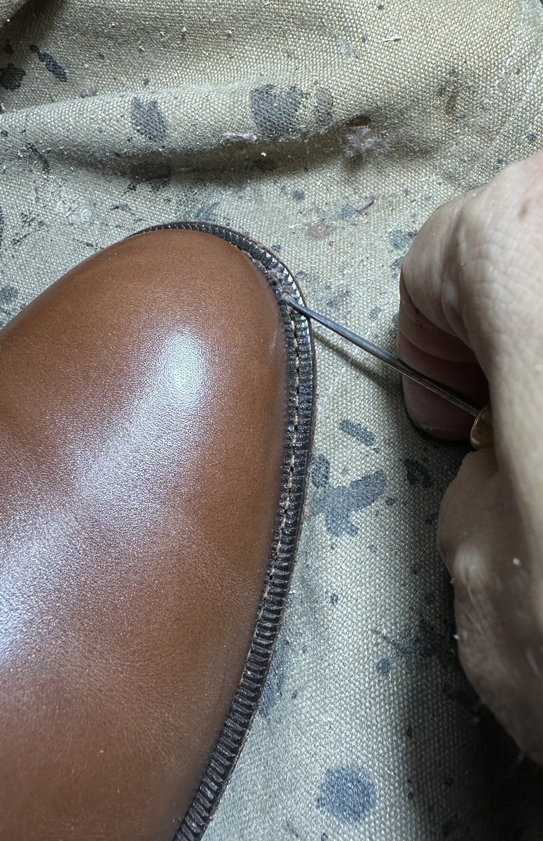 CobblerAsakusa's tweet photo. オールソール修理。
糸抜き中。
#asakusacobbler
#浅草コブラー
#shoerepairs
#靴修理
#ジョンストンマーフィー
#JOHNSTONMURPHY https://t.co/PqeWoc2ylO
