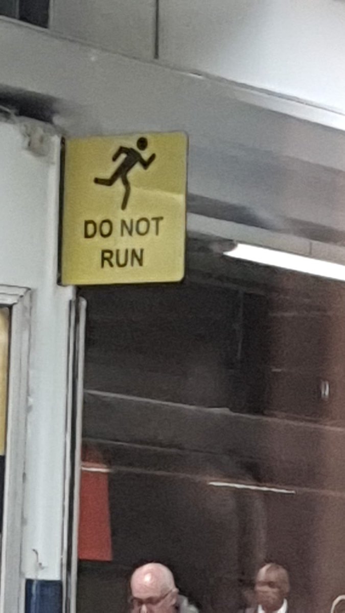 This #sign is on Euston Station and says the absolutely opposite message to illiterate or visual people. <a href="/NetworkRailEUS/">London Euston</a>