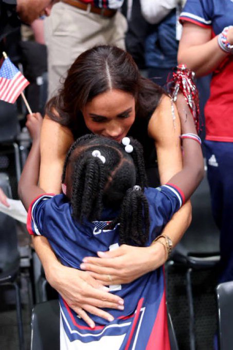 WatchinUK_'s tweet photo. The moment between #PrincessMeghan and the young princess at the Wheelchair Basketball Finals between USA and France during day four of the #InvictusGamesDüsseldorf2023 was heartwarming.
#InvictusTeamUS #MeghanEffect #PrinceHarryandMeghan #richardayoade #saraheverard https://t.co/ubx819sMKV
