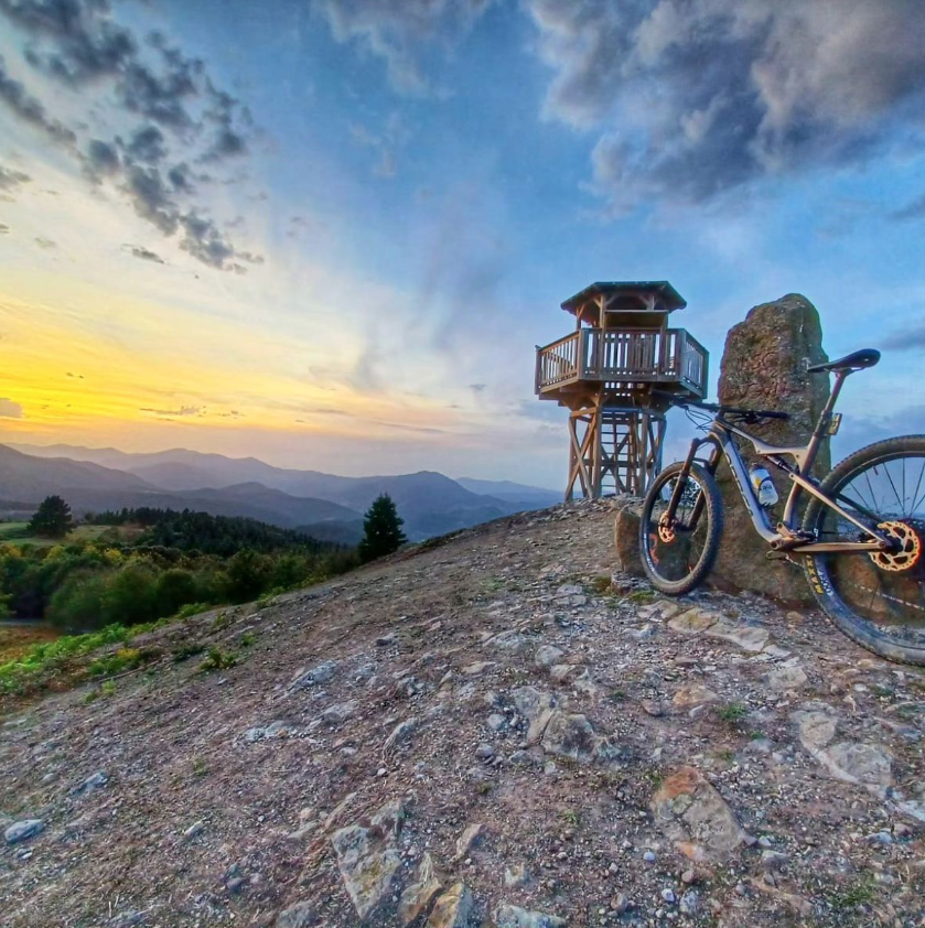 EnkarterriBike's tweet photo. En #EnkarterriBike 🚲 ofrecemos alquiler de #bicicletas de máxima calidad 🚵‍♂️ y te recomendamos una gran variedad de #actividades para que disfrutes al máximo de la comarca y de sus #paisajes ⛰.

¡Contáctanos 💚!

📩 bikes@urbegi.com
☎ 688 730 666

#enkarterri #visitenkarterri https://t.co/XxctSdHiB3