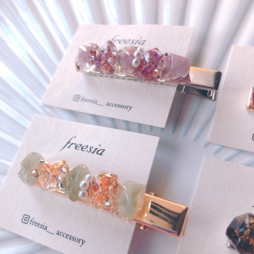freesiaa_02's tweet photo. オーダーいただいたヘアクリップ🌸
キラキラ可愛く仕上がりました☺️

https://t.co/axEq1vnrIv
#レジンアクセサリー https://t.co/bm0GZT94wn