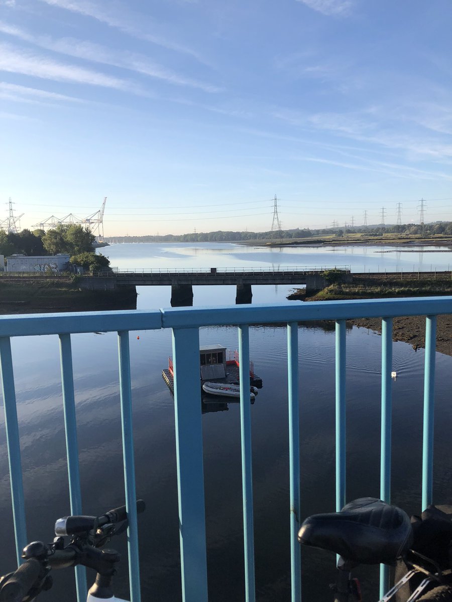 DebbieDla1's tweet photo. It may be industrial but what a beautiful commute to work @LovetoRide_ sunny Southampton this morning https://t.co/IJYpO2UtOe