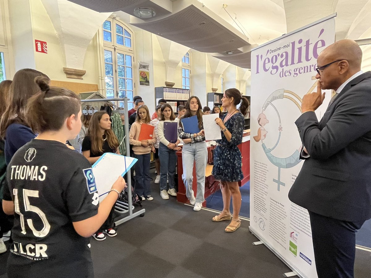 Inauguration de l'exposition <a href="/CartooningPeace/">Cartooning for Peace</a> "Dessine-moi l'égalité des genres" au <a href="/CollegeParde/">Collège Marcelle Pardé</a> de Dijon avec des élèves de 4è, en présence du recteur <a href="/NNgahane/">N'GAHANE Pierre</a>. Une expo qui s'appuie sur le dessin de presse pour aborder les défis en matière d’inégalité entre les genres.