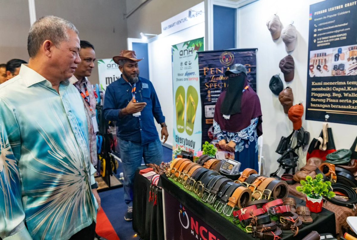 Fadillah Yusof 🇲🇾 (@petrajayamp) on Twitter photo Terima kasih Pengerusi MATRADE, Datuk Seri <a href="/reezal_merican/">Reezal Merican</a>, yang telah mengiringi saya ketika melawat pameran berkenaan. Terima kasih Pengerusi MATRADE, Datuk Seri <a href="/reezal_merican/">Reezal Merican</a>, yang telah mengiringi saya ketika melawat pameran berkenaan.