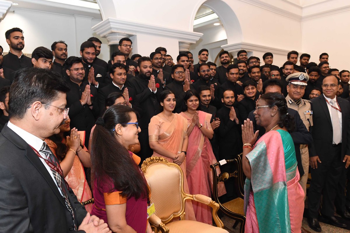 rashtrapatibhvn's tweet photo. Probationers of 2018 batch of various services of Indian Railways called on President Droupadi Murmu at Rashtrapati Bhavan. She urged young officers to contribute in charting new path in technological advancement by devising new systems for people-friendly and eco-friendly transportation system.
https://t.co/h5AN1ED2Rq