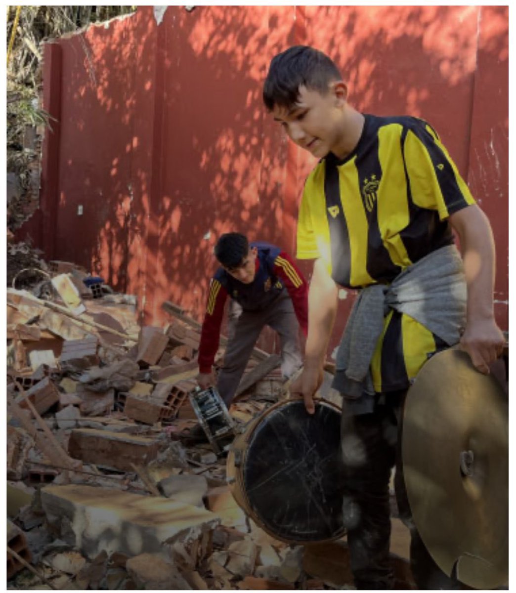 LFdCesmas's tweet photo. La @OrquestaRecicla #Cateura🇵🇾, tan admirada por @AlejandroSanz, fue destruida, en parte, por fuertes lluvias el pasado 4 de septiembre.
Ahora toca reconstruir aulas e ilusiones💪🏼♥️
Por ello han puesto en marcha esta iniciativa ➡️ https://t.co/9oZGn8RJaV
Solidaridad 🙏🏼 https://t.co/JPABQjf8tI