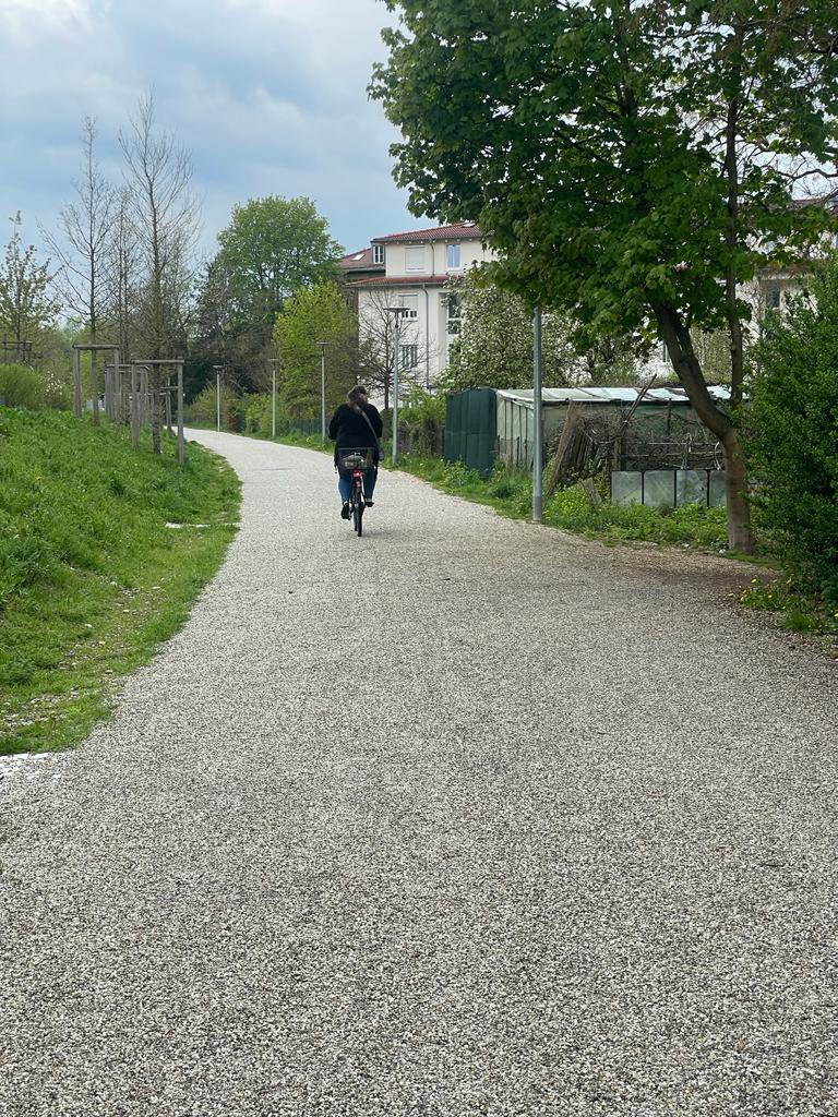 Today’s challenge is to go car-free for a day. Whether you walk, bike, or use public transport, document your experience and tag us. Let’s reduce our carbon footprint together!🚶🏽‍♀️🚶🏽‍♂️🚴‍♂️
#CarFreeChallenge #CleanTransport