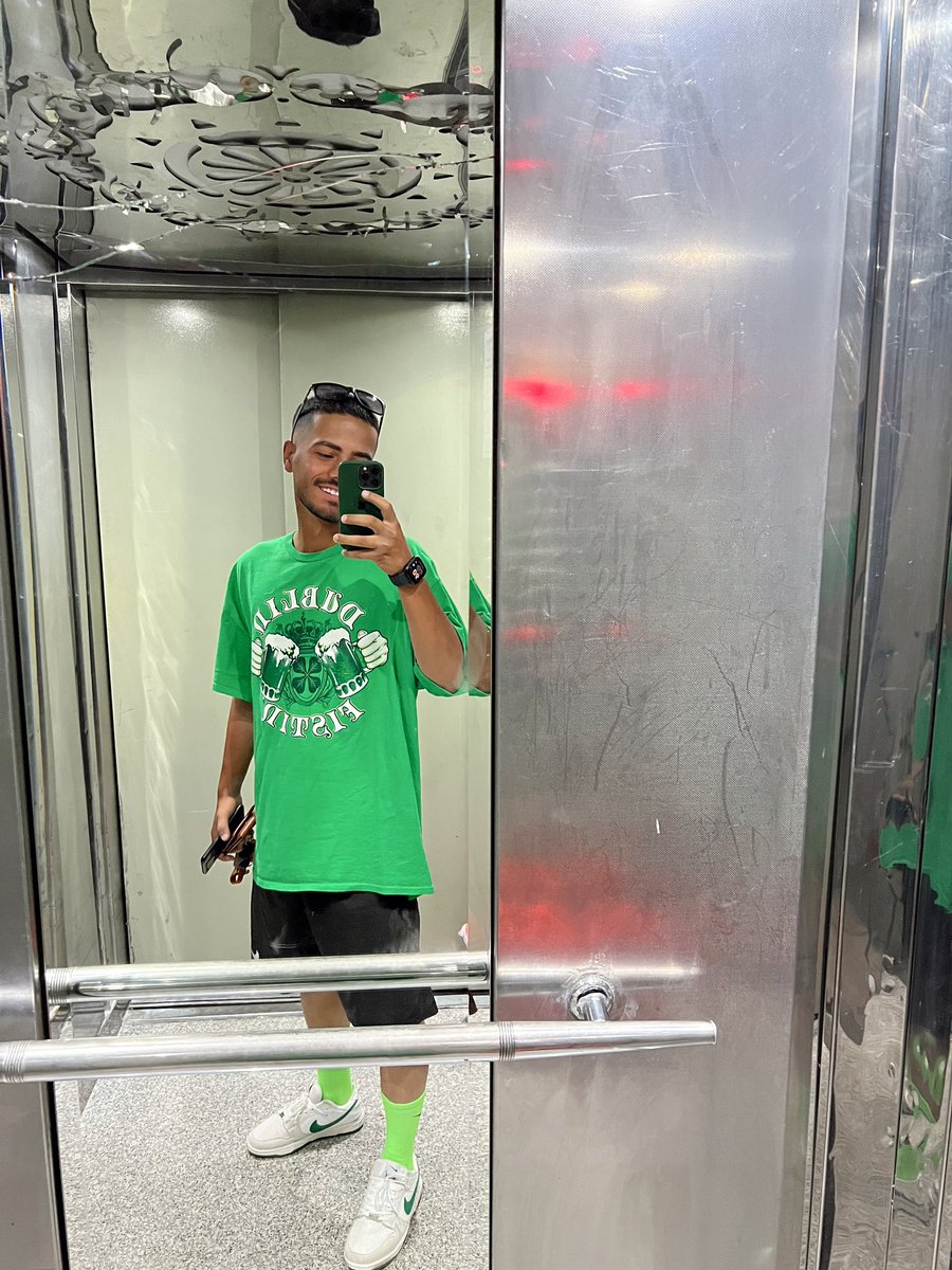 JavadKeshavarrz's tweet image. بعضي وقتا دنبال ستاره اي 
خدا ماه رو بهت مي‌رسونه ✨🌙
تابستون 1402