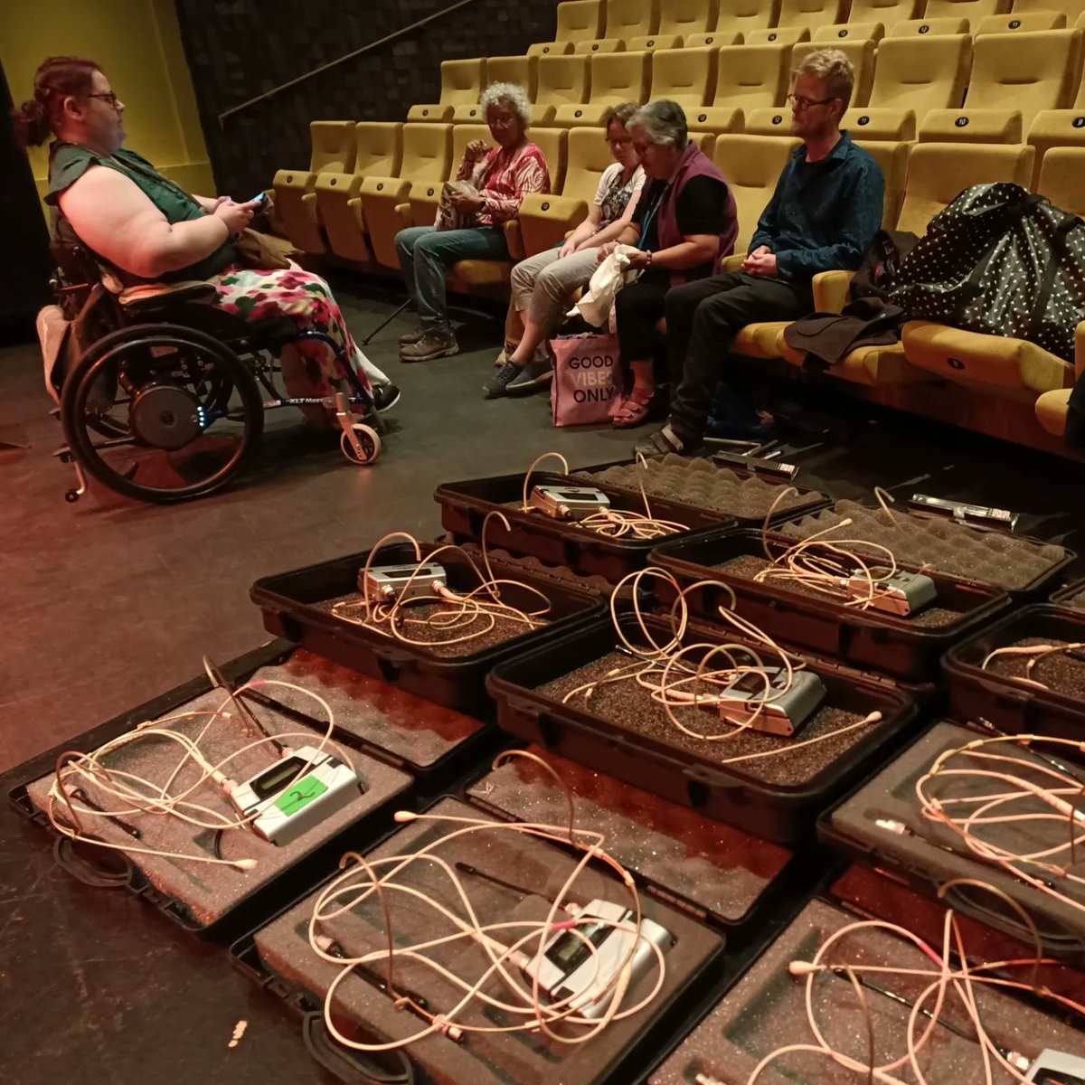 balangereis's tweet photo. Theater Wirwar speelde gisterenavond de voorstelling 'Ik pas!' in theater Orpheus in Apeldoorn,
voor mensen met #NAH, mantelzorgers en professionals,
georganiseerd door de CVA Zorgketen Apeldoorn Zutphen.
Mooi spel, goede reacties na afloop.
#Wirwar #Theaterwirwar #hersenletsel https://t.co/k18fLxLNcr