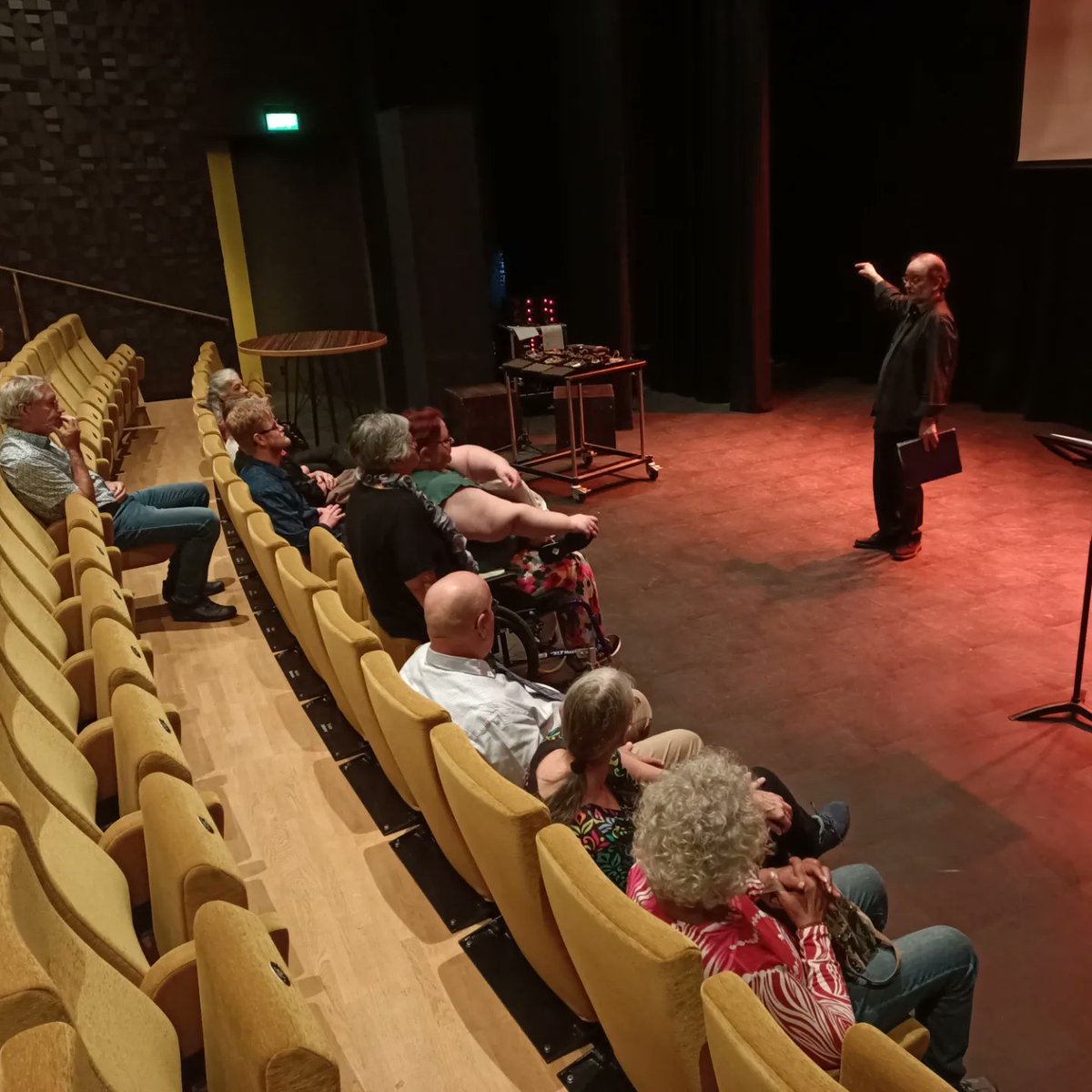 balangereis's tweet photo. Theater Wirwar speelde gisterenavond de voorstelling 'Ik pas!' in theater Orpheus in Apeldoorn,
voor mensen met #NAH, mantelzorgers en professionals,
georganiseerd door de CVA Zorgketen Apeldoorn Zutphen.
Mooi spel, goede reacties na afloop.
#Wirwar #Theaterwirwar #hersenletsel https://t.co/k18fLxLNcr