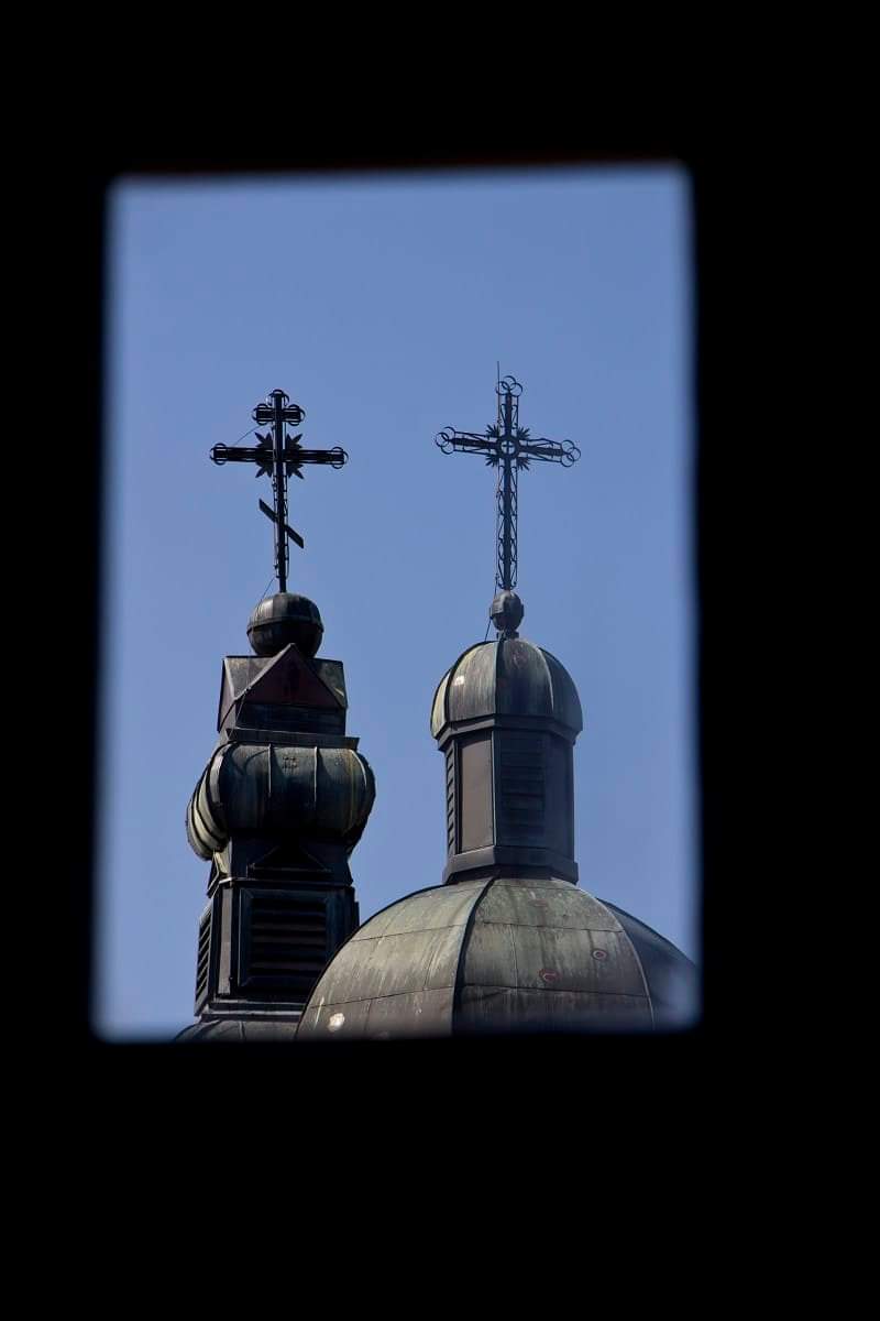 Људи Те прослављају или плачем или песмом. Заустави нам плач и отвори песму, о Христе победоносни. Дуга је ноћ нашег плача, заповеди зори да сване. Сабери нас из туђине одасвуда на свето огњиште наше, да би се, огрејани и обрадовани, распевали у славу Твоју. 

📷 Martin Korcok