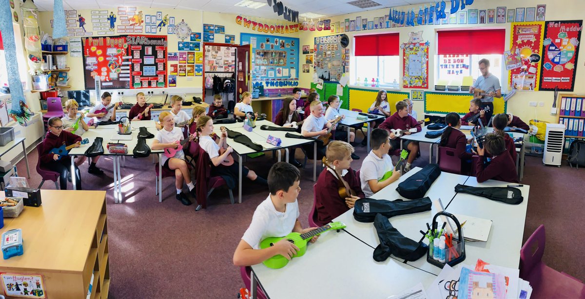 YPwllGloBA's tweet photo. Rydyn ni’n falch bod gwersi ukulele wedi dechrau unwaith eto! / We’re very happy that ukulele lessons have begun again! @EAS_Cymraeg @caerffilimusic #ypwllglo https://t.co/kCN9WbJKOo