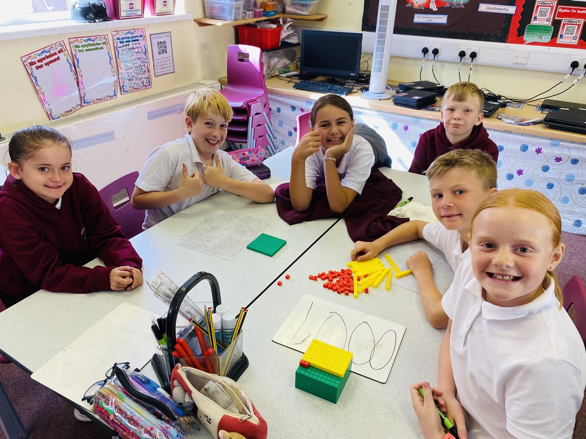YPwllGloBA's tweet photo. #pwllglo yn mwynhau dangos rhifau mewn amrywiaeth o ffyrdd / enjoying showing numbers in a variety of ways #gwerthlle #placevalue @Cerisummit @EAS_Numeracy https://t.co/dqpYjp02gC