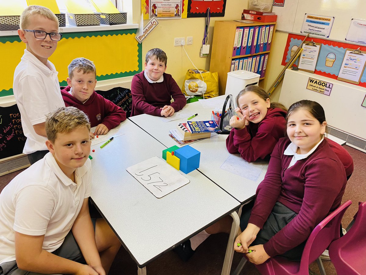 YPwllGloBA's tweet photo. #pwllglo yn mwynhau dangos rhifau mewn amrywiaeth o ffyrdd / enjoying showing numbers in a variety of ways #gwerthlle #placevalue @Cerisummit @EAS_Numeracy https://t.co/dqpYjp02gC