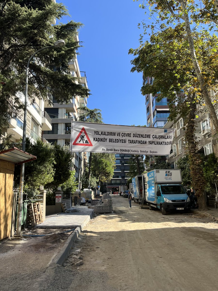 mentalnecip's tweet photo. Yaklaşık 2.5 aydır çeşitli taşeron ve müteahhitlerin danışıklı dövüş içerisinde iş bitirmektense daha çok iş çıkartıp mafya zihniyetiyle “çöktüğü sokağın fotoğrafları: 18 Mart Sokak, Caddebostan Mah. Kadıköy. 

Bu rezillik yakında son bulur mu?
@kadikoybelediye @serdildara https://t.co/rh3ryqFkHK
