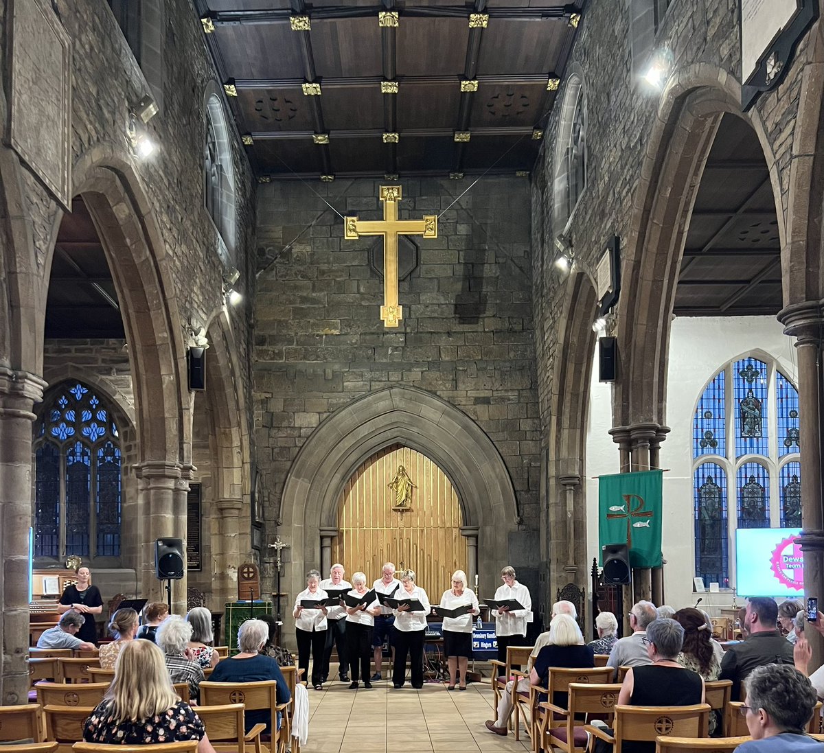 KirkleesHODs's tweet photo. There were so many wonderful elements to our @kirkleeshods opening event on Friday. Here's an excerpt of #SamuelWilson accompanying the #DewsburyMinster #Parishchoir singing their version of #TheCarpenters ‘Top of the World’.
#HODs #DewsburyHAZ
#dewsbury #churches #music #KYOM https://t.co/a12a0lMjJL